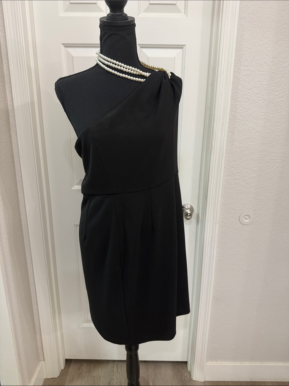 Laundry By Shelli Segal Black One-Shoulder Pearl-Accent Dress